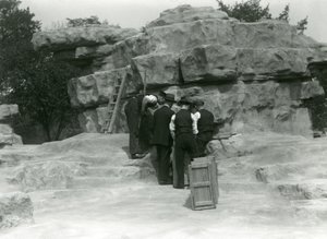 Grupa opiekunów rozpakowująca święte pawiany wśród skał „Monkey Hill”, londyńskie zoo autorstwa Frederick William Bond