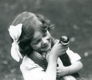 Młoda dziewczyna Betty trzymająca wschodniego węża indygo, londyńskie zoo, 1924 autorstwa Frederick William Bond