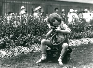 Młoda dziewczyna Betty trzymająca wschodniego węża indygo, siedząca na skórzanym bagażniku, londyńskie zoo, 1924 autorstwa Frederick William Bond