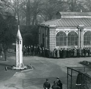 Dzień zawieszenia broni w War Memorial, londyńskie zoo, 11 listopada 1923 r. autorstwa Frederick William Bond