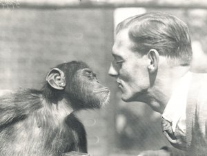 Szympans Booboo i John Shelly w ZSL London Zoo, wrzesień 1927 autorstwa Frederick William Bond