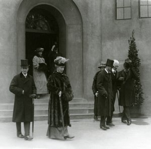 King George V i Queen Mary w londyńskim zoo Aquarium, 1924 r autorstwa Frederick William Bond
