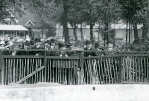 Król Włoch, Wiktor Emanuel III, wizyta w londyńskim zoo w 1924 r. autorstwa Frederick William Bond