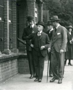 Król Włoch, Wiktor Emanuel III, wizyta w londyńskim zoo w 1924 r. autorstwa Frederick William Bond