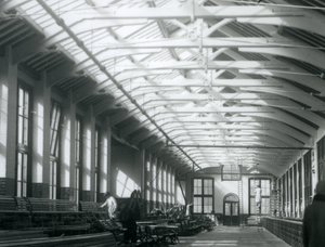 Dom Lwa z pięcioma mężczyznami pracującymi przy jego utrzymaniu, londyńskie zoo, 1926 autorstwa Frederick William Bond