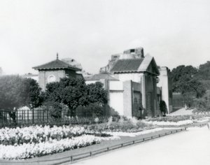 Reptile House w londyńskim zoo w 1928 roku z formalnymi klombami wzdłuż ścieżek prowadzących do wejścia, londyńskie zoo autorstwa Frederick William Bond