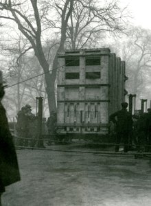 Transport samicy słonia azjatyckiego Lukhi, w drewnianej skrzyni, londyńskie zoo, 1923 autorstwa Frederick William Bond