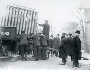 Rozładunek nowo przybyłego nosorożca indyjskiego, londyńskie zoo, 1924 autorstwa Frederick William Bond