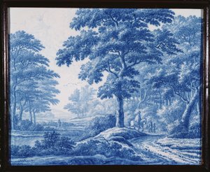 Bardzo rzadka holenderska niebiesko-biała prostokątna tablica Delft przedstawiająca wędrowców na drodze w zalesionym krajobrazie (porcelana) autorstwa Frederik van Frijtom