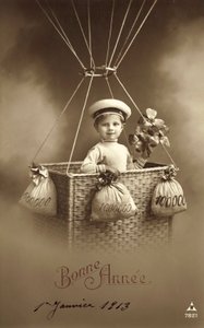 Karta noworoczna z 1913 roku, przedstawiająca chłopca wznoszącego się balonem, z dużą ilością pieniędzy jako balastem autorstwa French Photographer