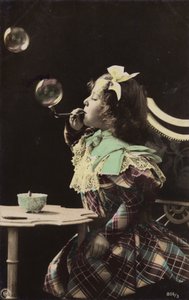 Mała dziewczynka dmuchająca bąbelki z fajki (przyciemnione zdjęcie) autorstwa French Photographer