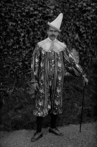 Mężczyzna pozujący w kostiumie klauna w opactwie Septfontaines, niedaleko Bourmont en Haute Marne. Fotografia koniec XIX wieku. Kolekcja Ducos. autorstwa French Photographer