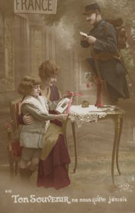 Matka i dziecko przygotowują list do ojca żołnierza (podbarwione zdjęcie) autorstwa French Photographer