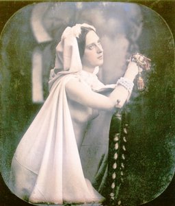 Kobieta klęcząca na krześle modląca się, 1850 r. (stereotypowy stereoskopowy dagerotyp barwiony ręcznie)