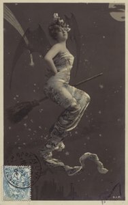 Młoda kobieta siedząca na miotle i przelatująca nad dachami (przyciemniony fotokolaż) autorstwa French Photographer