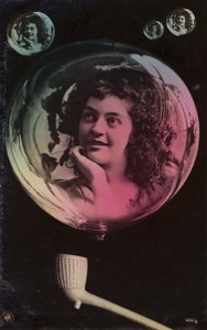 Twarz młodej kobiety pojawiająca się w bąbelkach wydmuchiwanych z glinianej fajki (podbarwiony kolaż zdjęć) autorstwa French Photographer