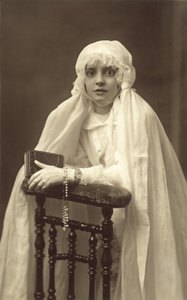 Piękna młoda dziewczyna ubrana do Pierwszej Komunii (zdjęcie czarno-białe) autorstwa French Photographer