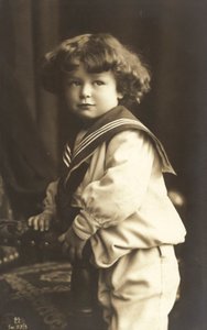Chłopiec w marynarskim garniturze autorstwa French Photographer