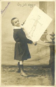 Chłopiec z rysunkiem (zdjęcie czarno-białe) autorstwa French Photographer
