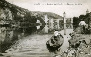 Cahors na początku XX wieku: rybacy piasku i ich łódź na Lot, most Val-entre (Valentre) autorstwa French Photographer