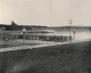 Manewr kawalerii na Longchamps (zdjęcie czarno-białe) autorstwa French Photographer