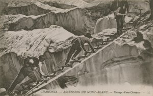 Chamonix - wejście na Mont Blanc. Wspinacze przechodząc przez szczelinę. Pocztówka wysłana w 1913 roku. autorstwa French Photographer