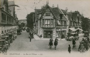 Deauville, La Rue de lEcluse. Pocztówka wysłana w 1913 roku. autorstwa French Photographer