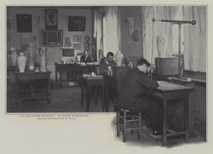 Warsztaty dekoratorskie w fabryce porcelany Sevres we Francji (zdjęcie czarno-białe) autorstwa French Photographer