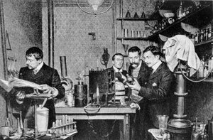 Dyrektorzy Towarzystwa Alchemii i Astrologii Francji w swoim laboratorium, 1903 autorstwa French Photographer