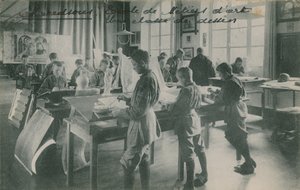 Lekcja rysunku w szkole artystycznej we Francji. Pocztówka wysłana w 1913 roku. autorstwa French Photographer