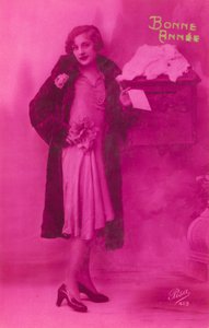 Elegancka dziewczyna zamierza opublikować kartkę z życzeniami noworocznymi autorstwa French Photographer