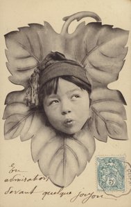 Twarz małego chłopca na środku liścia (fotokolaż) autorstwa French Photographer