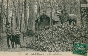 Ojciec i syn patrzący na rzeźbę lwa w Saint Dizier. Pocztówka wysłana w 1913 r. Wydana przez Bibliotekę A Gauthier. autorstwa French Photographer