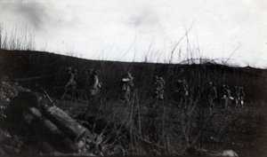 I wojna światowa (1914-1918): grupa żołnierzy maszerujących na Rocour (Saint Quentin) (Aisne) autorstwa French Photographer