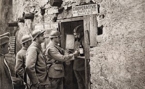 Pierwsza wojna światowa: "systemy współpracy utworzone na polu bitwy, pozwalające wyczerpanym żołnierzom odzyskać siły". W "Zwierciadle" z 1918 r. autorstwa French Photographer