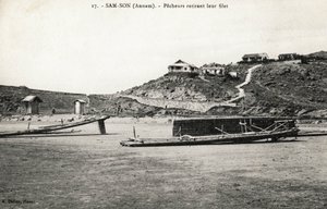 Rybacy zdejmując sieci w pobliżu plaż Sam Son (Sam-Son), Annam. Pocztówka z Wietnamu, Indochin. Fotografia z lat 1912-1914. autorstwa French Photographer