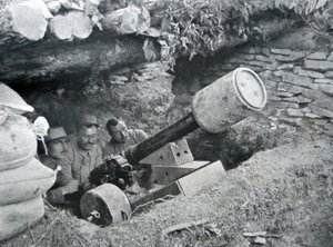 Francuskie działo 48 używane do odpalania min lądowych, 1915 autorstwa French Photographer