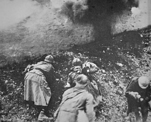 Piechota francuska pod ostrzałem niemieckiej artylerii podczas bitwy pod Verdun autorstwa French Photographer