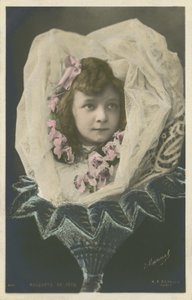 Dziewczyna w kwiatku (zdjęcie kolorowe) autorstwa French Photographer