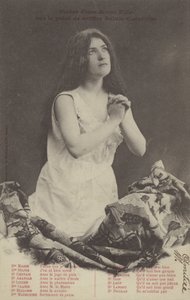 Modląca się dziewczynka (zdjęcie czarno-białe) autorstwa French Photographer