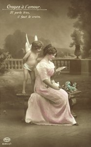 Dziewczyna czytająca list miłosny z Kupidynem zaglądającym jej przez ramię autorstwa French Photographer