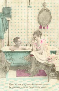Dziewczyna, palenie, rozmawianie z mężczyzną w wannie autorstwa French Photographer