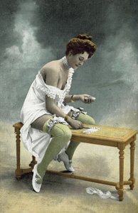 Dziewczyna z odsłoniętymi pończochami i piersiami gra cierpliwość na drewnianym stołku autorstwa French Photographer