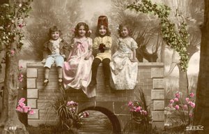 Dziewczęta i chłopcy siedzą na krawędzi mostu autorstwa French Photographer