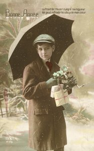 Przystojny, dobrze ubrany chłopak, stojący na śniegu z parasolką (zdjęcie kolorowe) autorstwa French Photographer