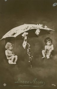 Kartka szczęśliwego Nowego Roku z dwójką dzieci wiszących na parasolu, wysłana w 1913 r. autorstwa French Photographer