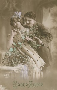 Kartka z życzeniami szczęśliwego nowego roku z romantyczną parą trzymającą jemiołę, 1913 (ręcznie kolorowana fotografia) autorstwa French Photographer