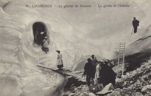Grota lodowa i drabina, lodowiec Bossons, Chamonix, Francja (zdjęcie czarno-białe) autorstwa French Photographer