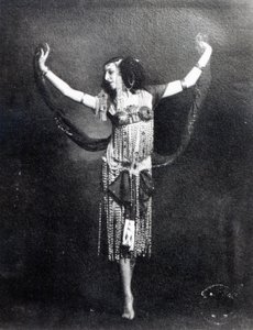 Ida Rubinstein w roli Salome (fot. bw) autorstwa French Photographer