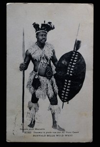 Kiki, tancerz, który występował boso na potłuczonym szkle, Buffalo Bill (William Frederick Cody autorstwa French Photographer